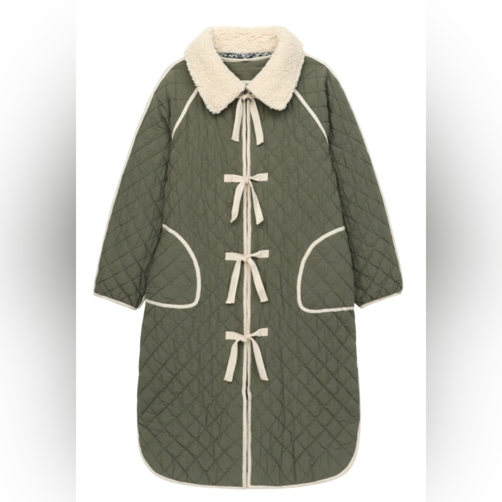 The Great - The Long Quilted Reversible Jacket in Army